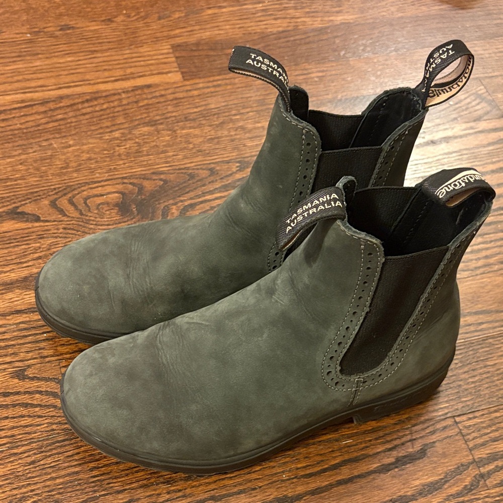 Woman’s Size 9 Blundstones